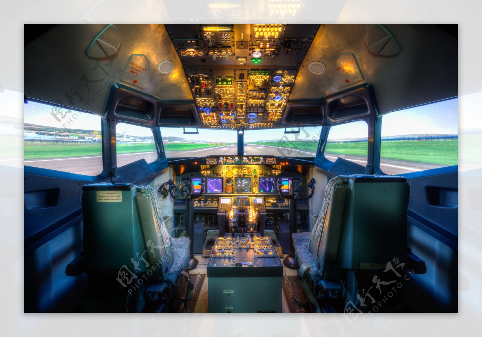 波音737驾驶舱图片