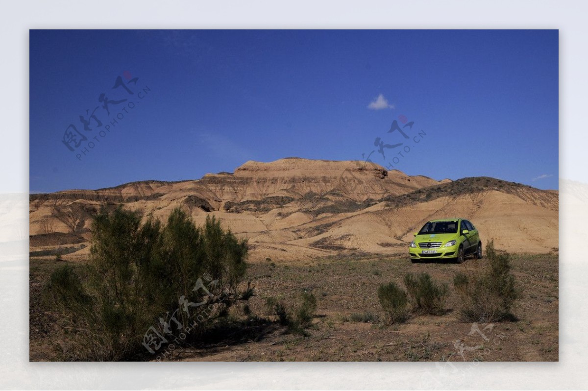 沙漠奔驰轿车图片