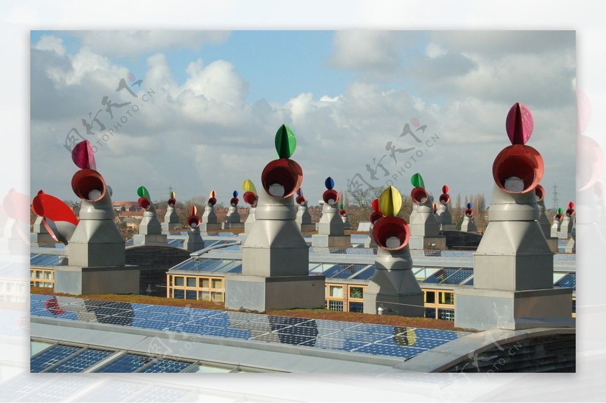 生态村屋顶上的顺风烟囱罩光伏PV板图片