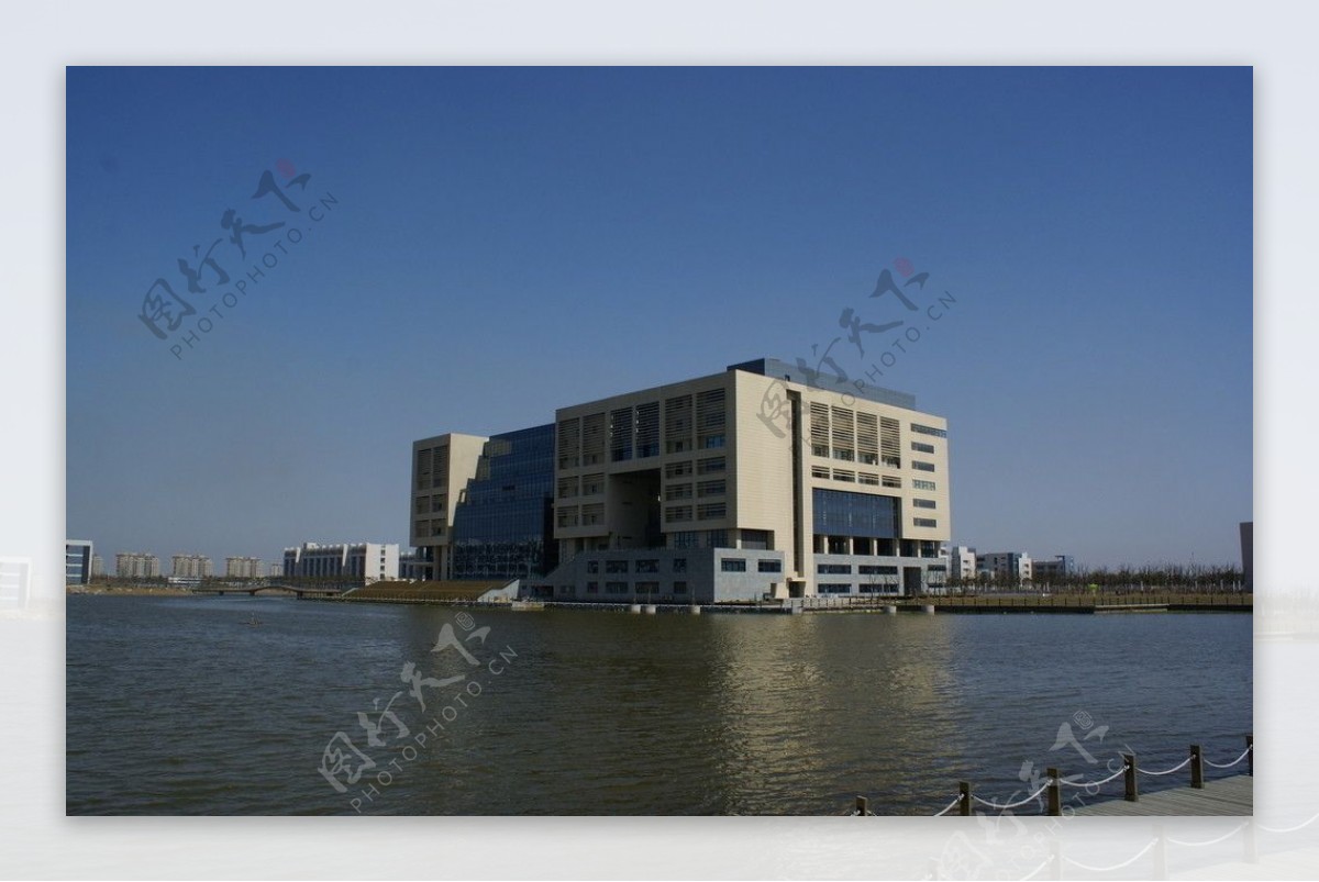 上海海事大学图书馆背面摄影图片