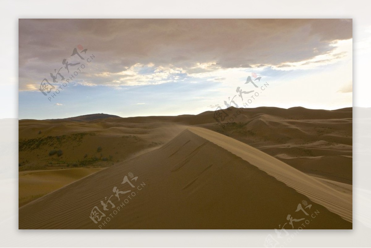 沙漠里的风和沙丘图片