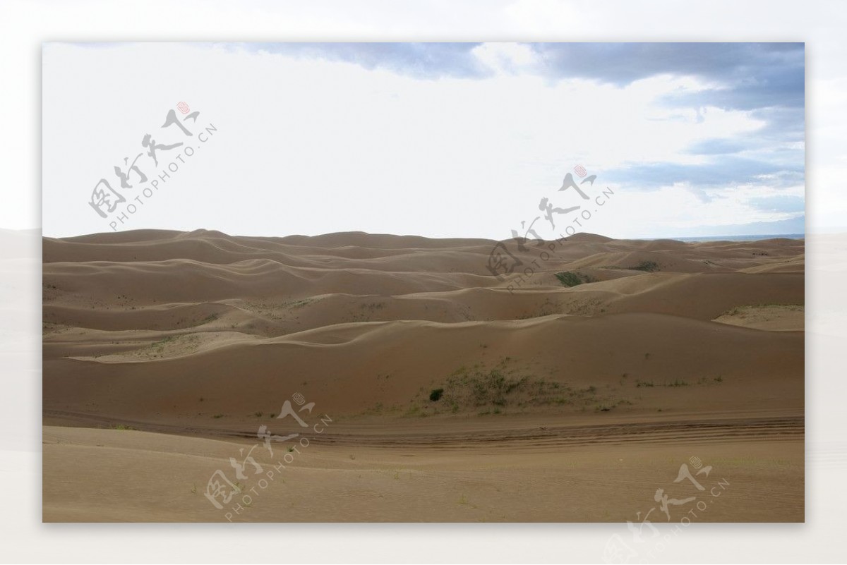 广阔的沙漠图片