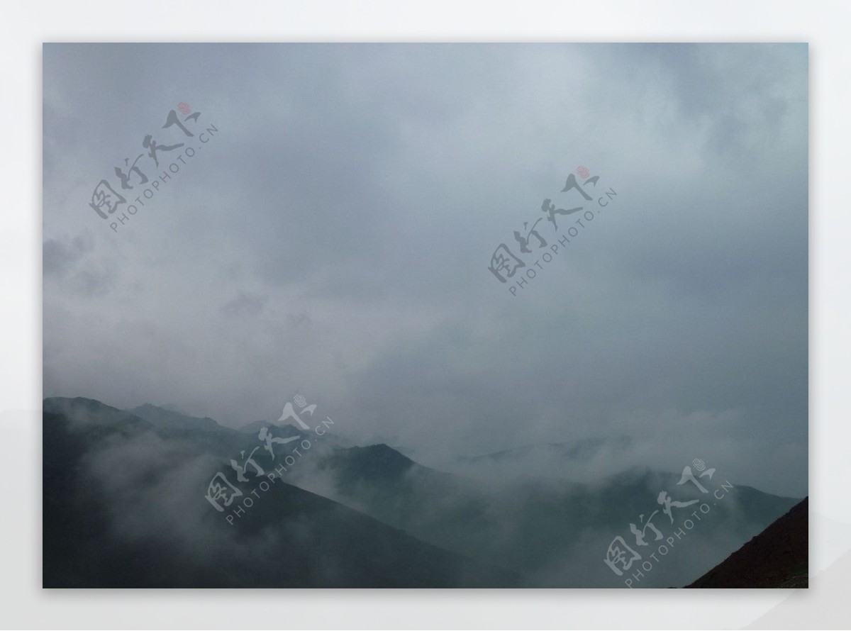 雾中群山图片