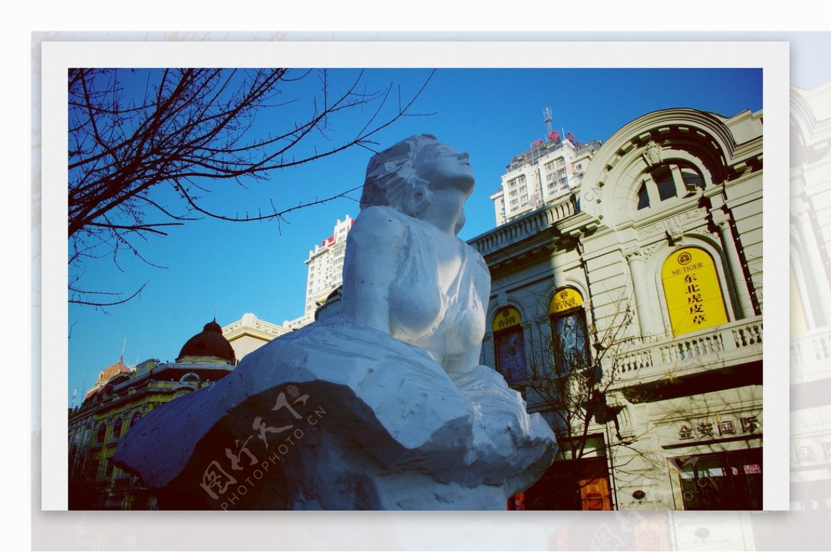 哈尔滨中央大街雪雕梦露图片