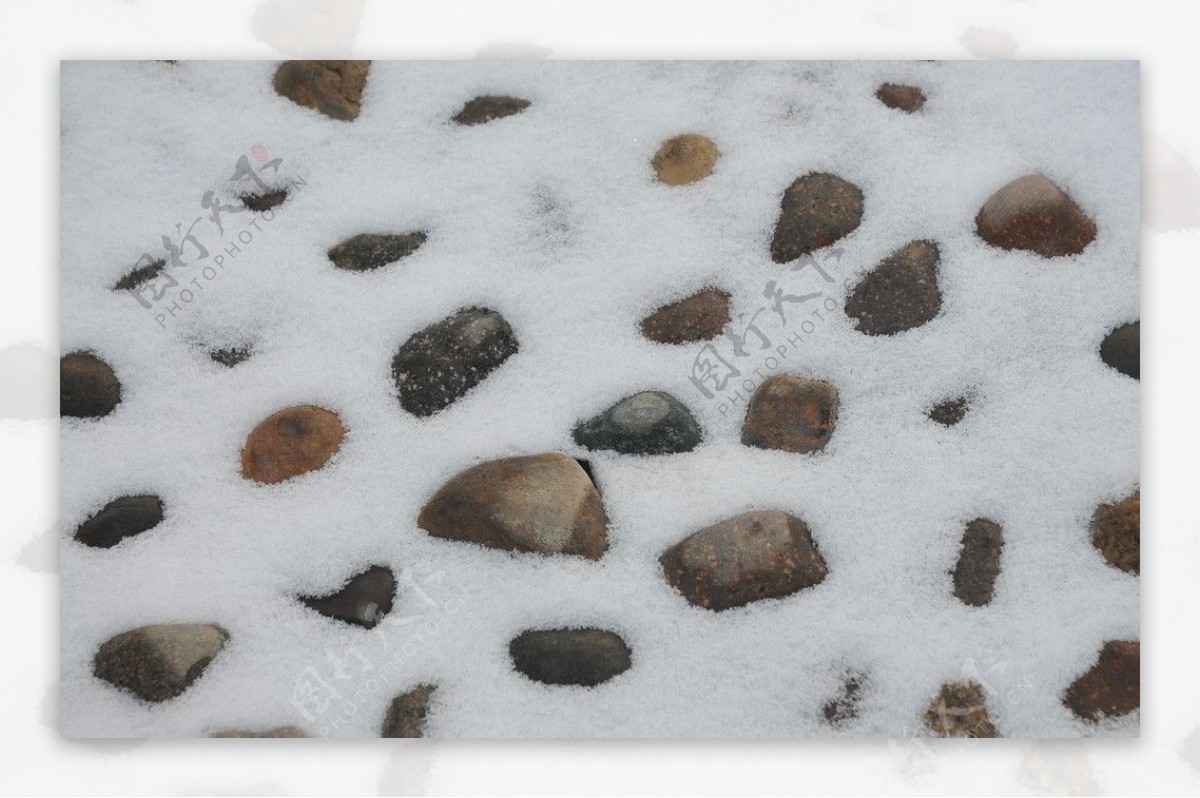 被雪覆盖的鹅卵石图片