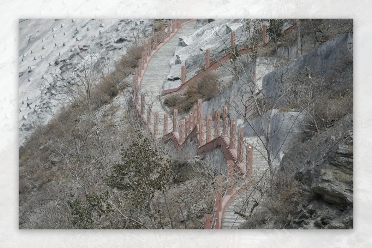 震撼航拍！被定格的破碎山河：汶川地震遗址上长出青草树木｜汶川十年影像②