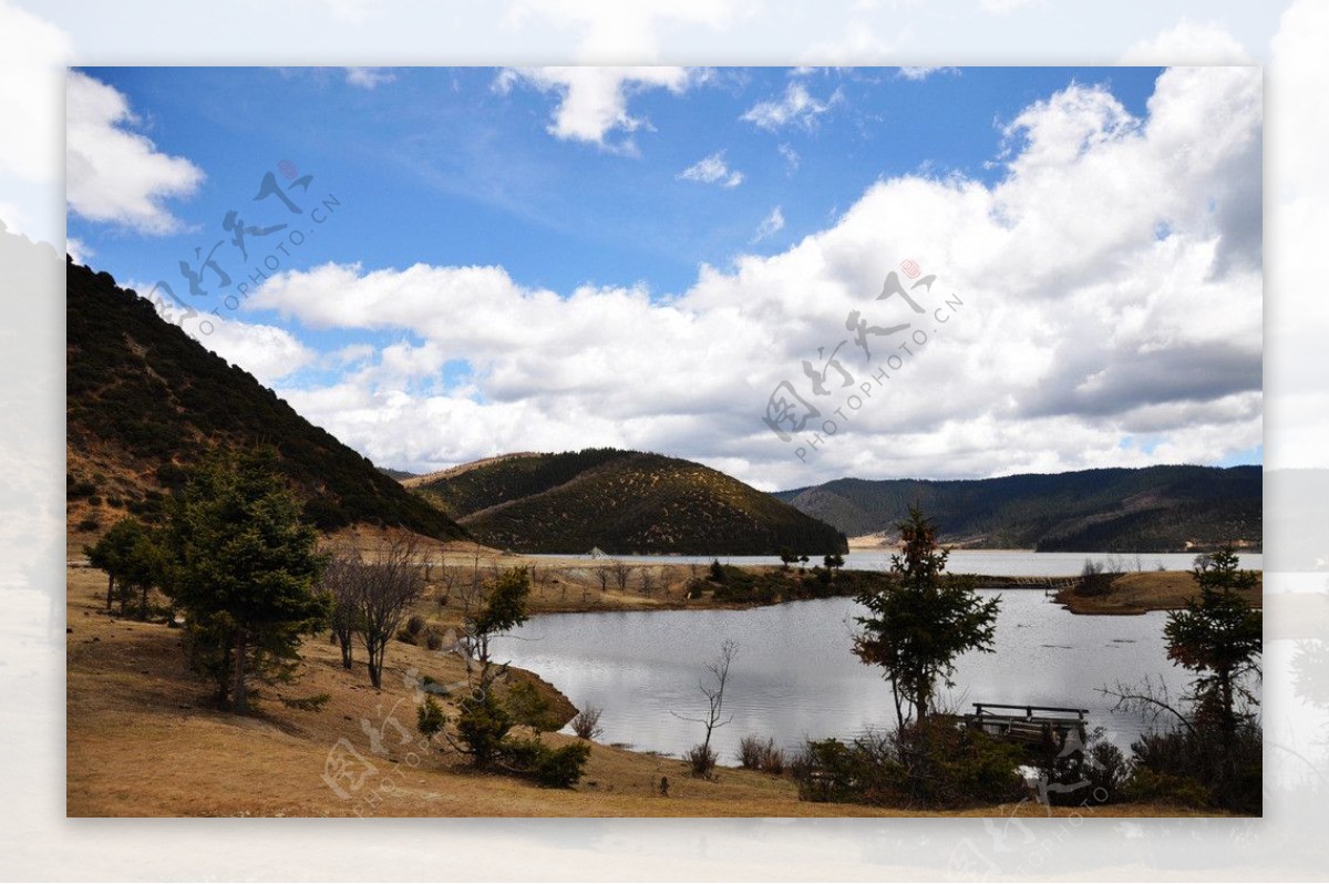 拉普达措森林公园湖边小景图片