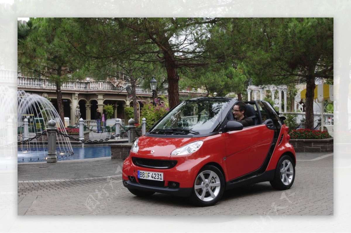 红色奔驰smart小汽车图片