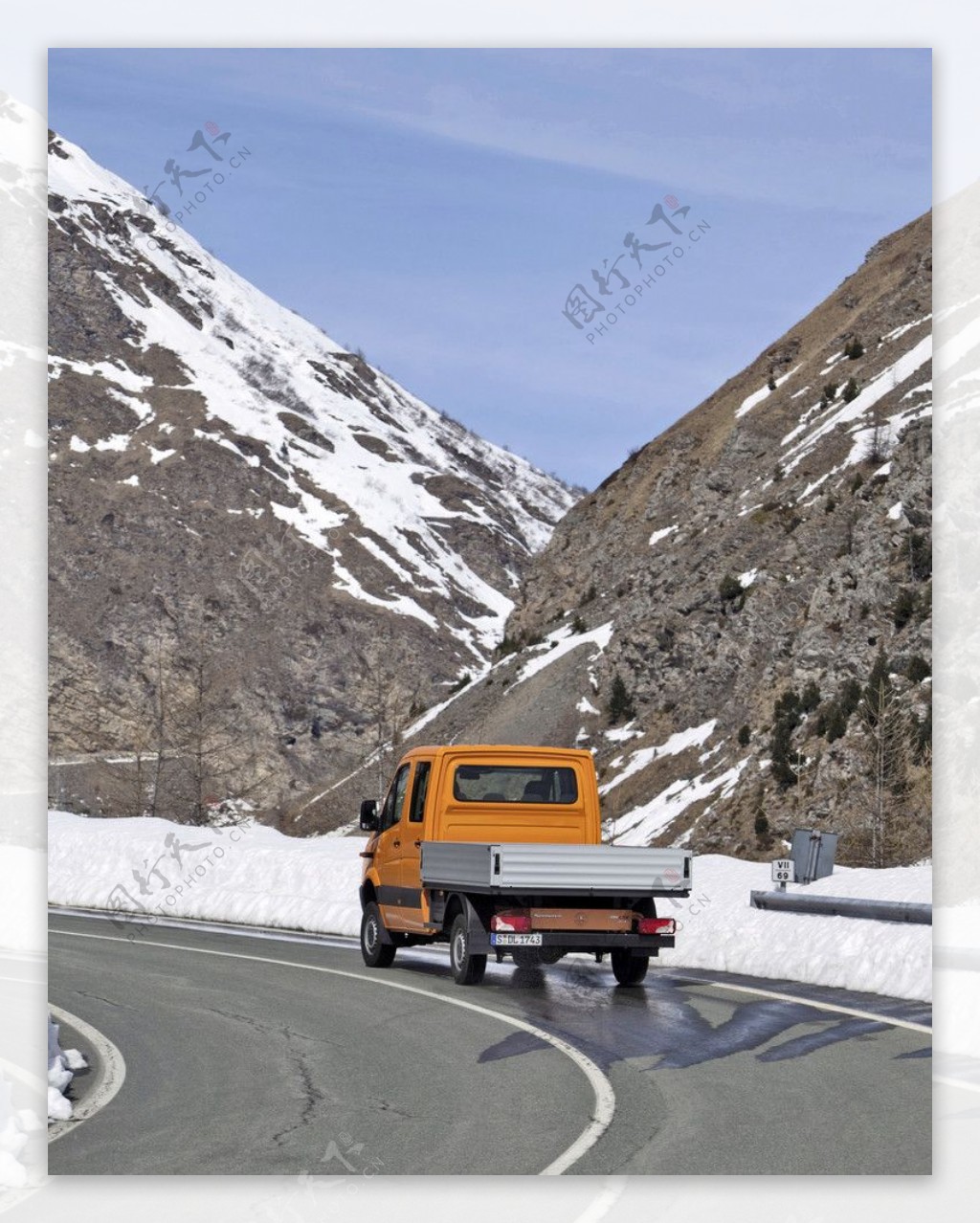 山间小路上的奔驰卡车图片