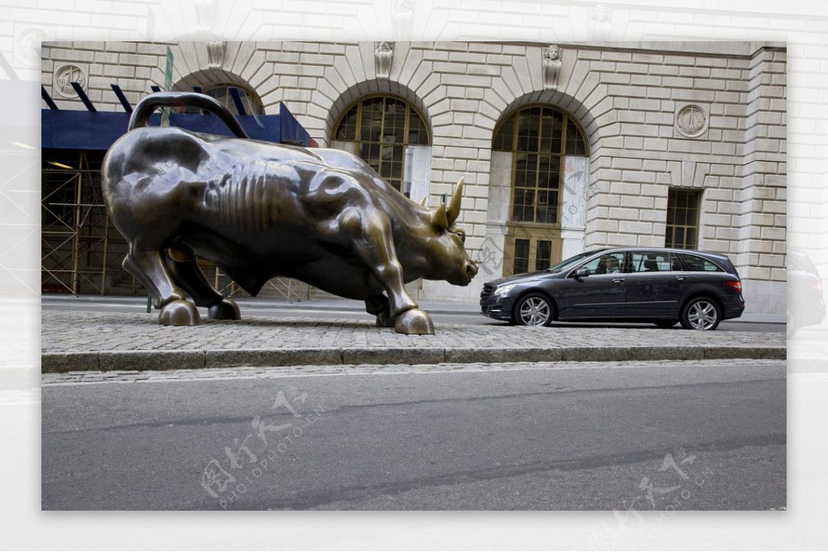 铜牛雕塑和奔驰商务车图片