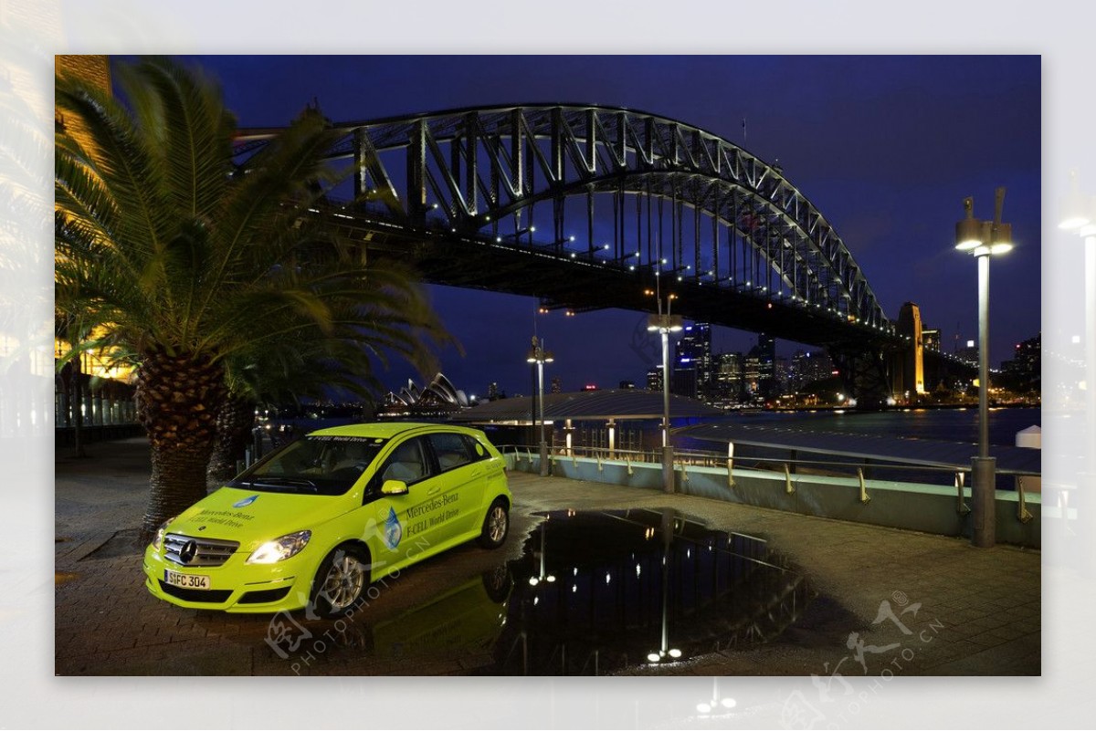 夜景大桥下的奔驰车图片