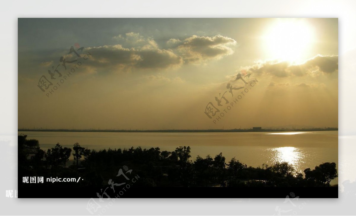 夕阳泻湖图片