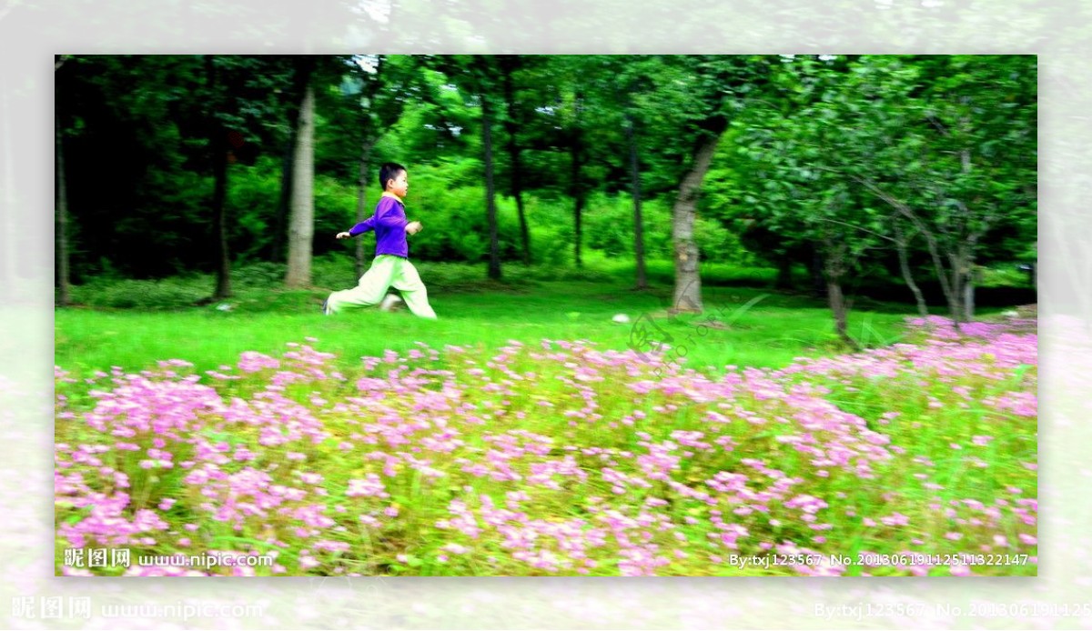 草地上奔跑的小孩图片