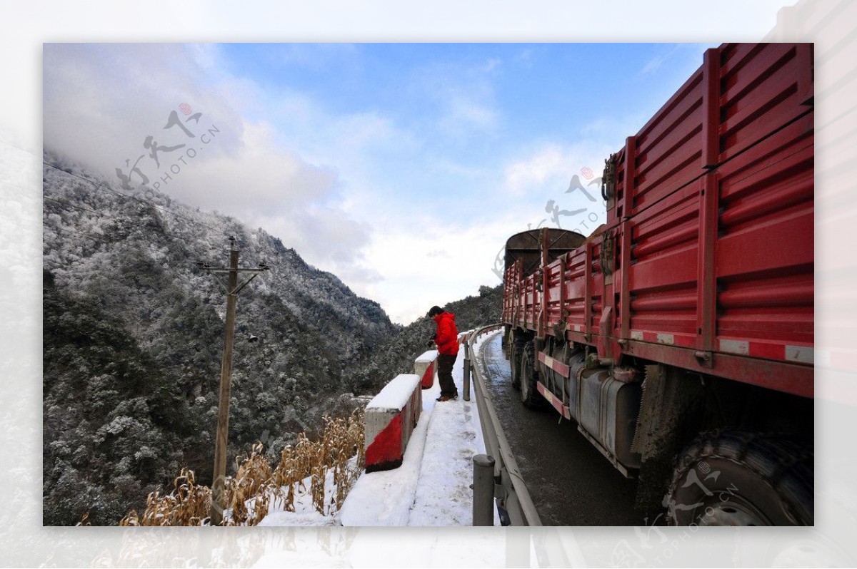 雪山上的卡车图片