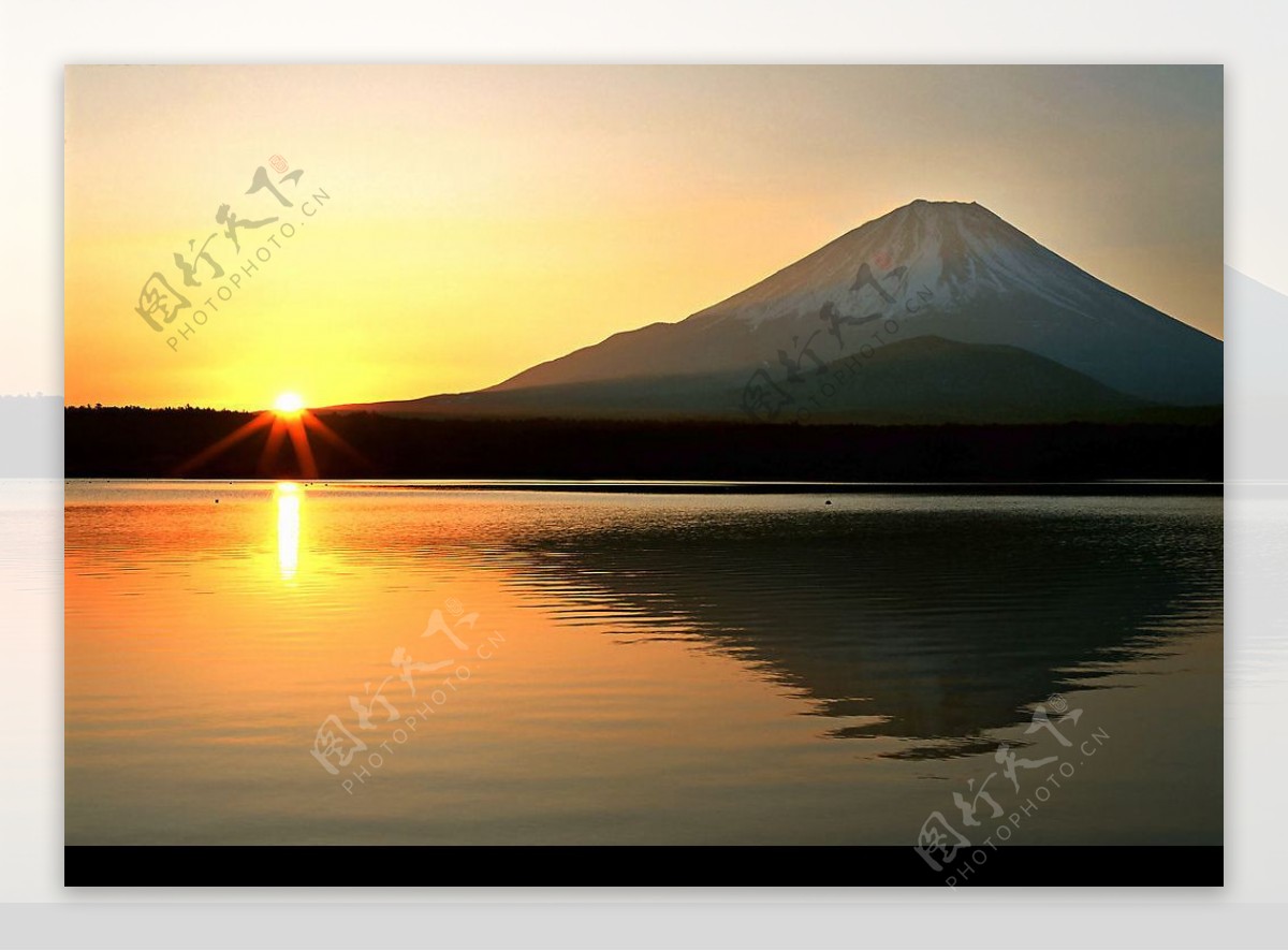 火山旁的落日图片