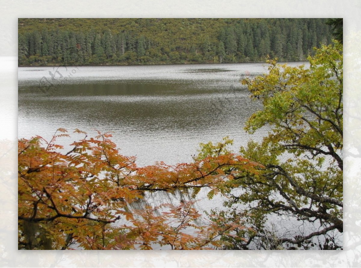 香格里拉山水湖泊图片