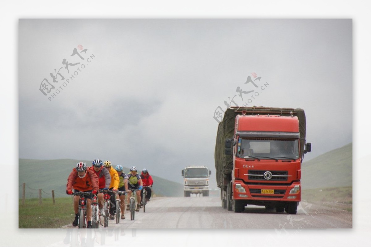 青海湖骑行和大货车图片