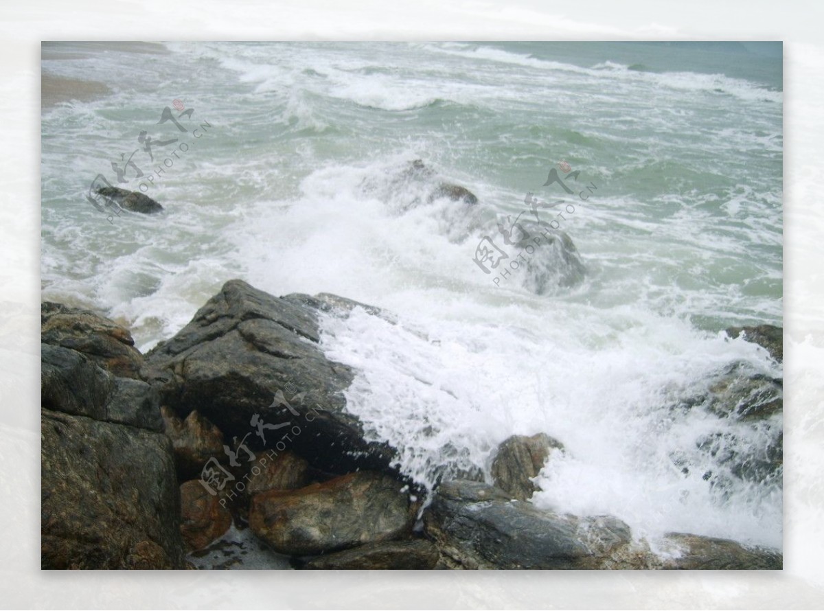 大海岩石海浪图片
