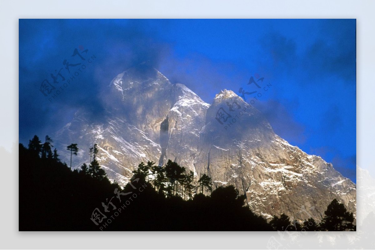 烟雾弥漫山图片