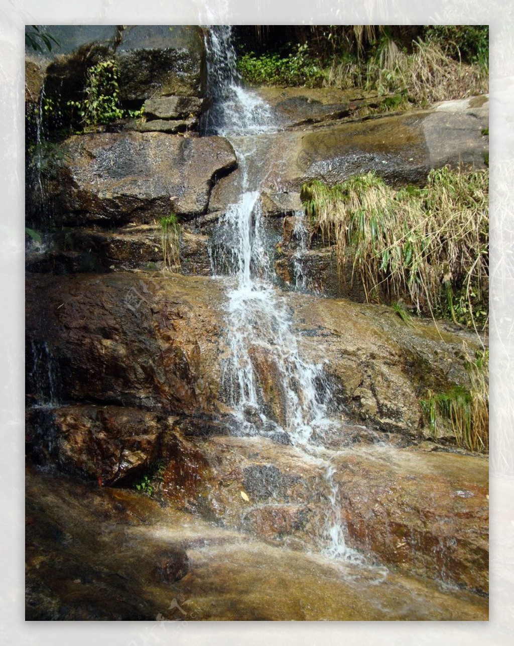 小溪瀑布图片
