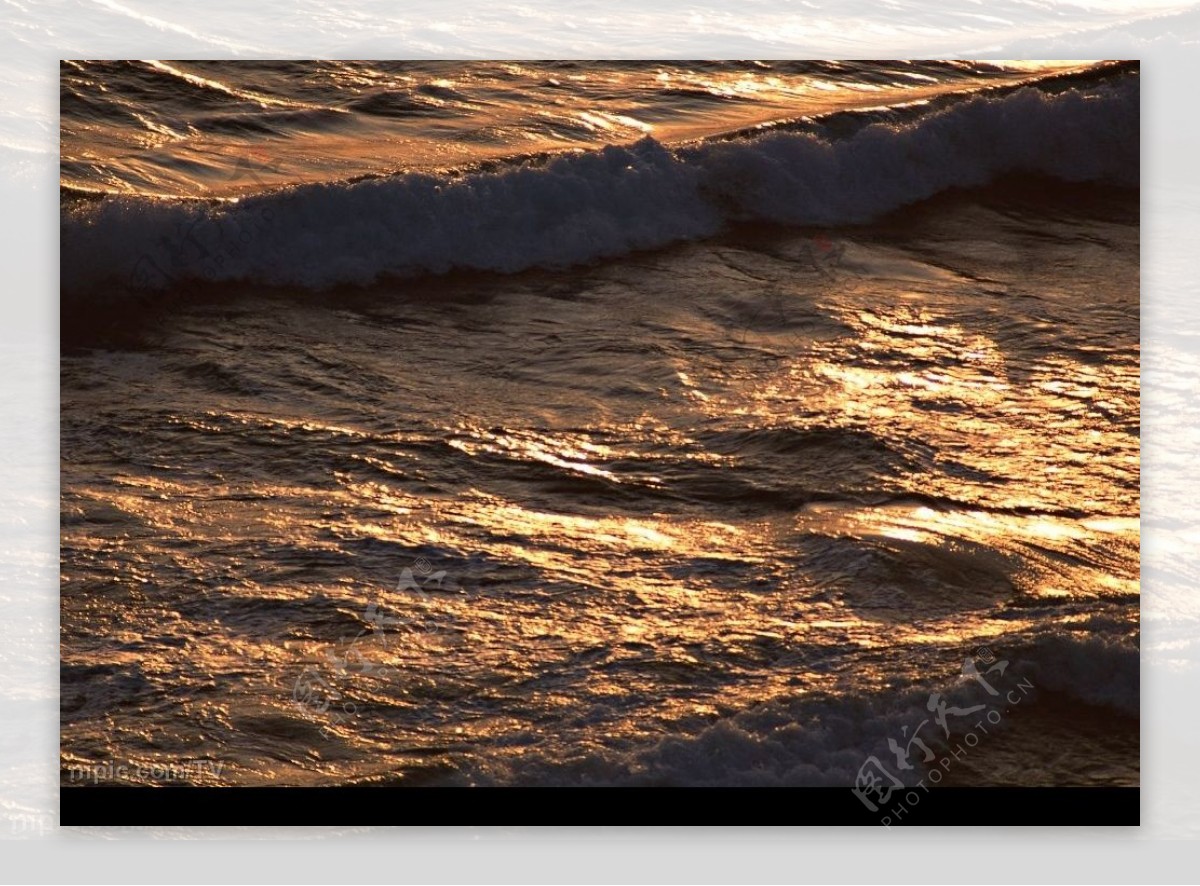 夕阳下海浪图片