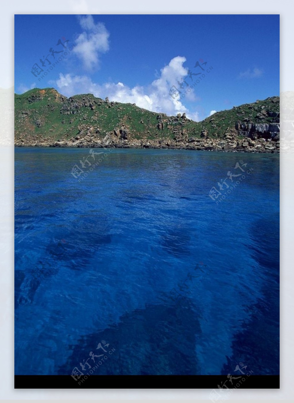 蔚蓝的海水图片