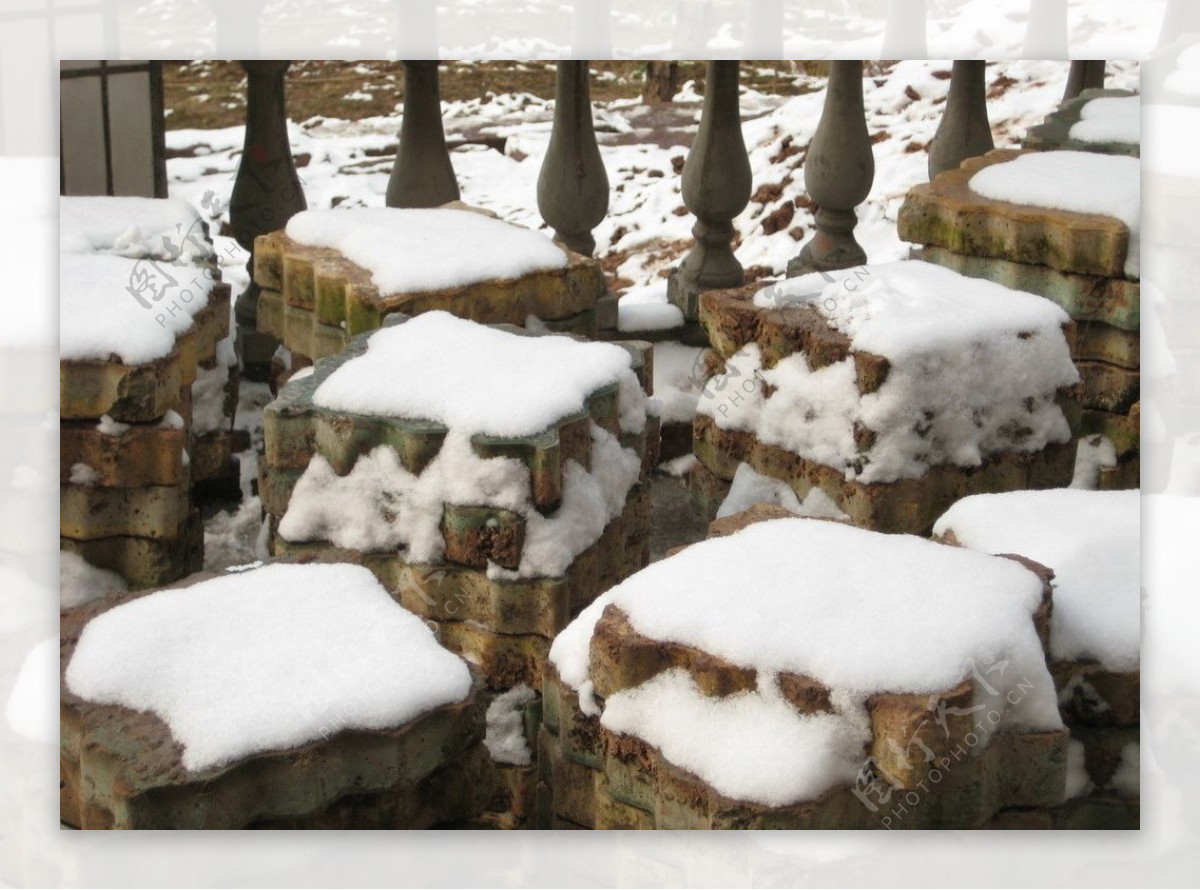被雪覆盖的砖瓦图片