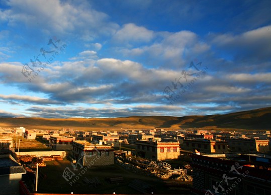 西藏晨曦小镇图片