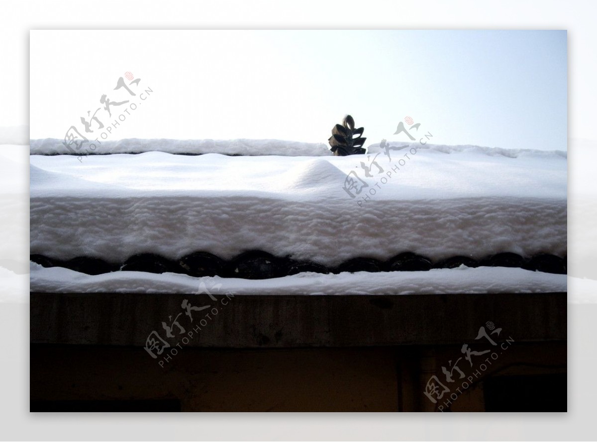 厚厚的积雪铺盖在屋顶上图片