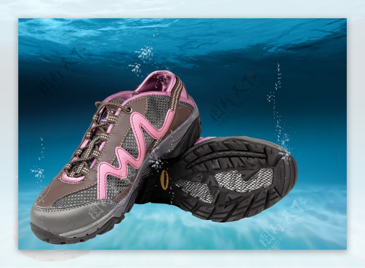 海底水中的鞋子溯溪鞋广告图片