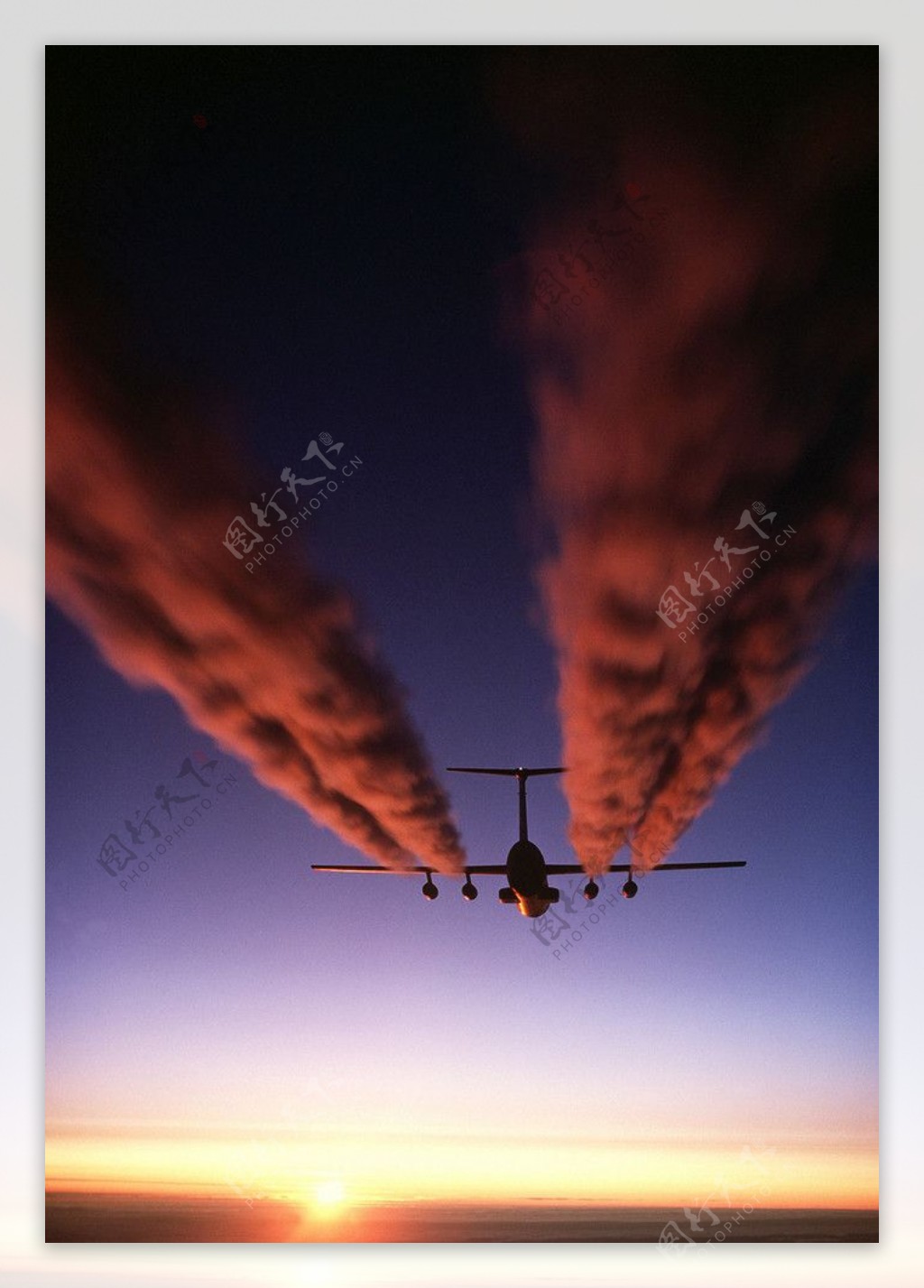 日出中的C141运输机图片