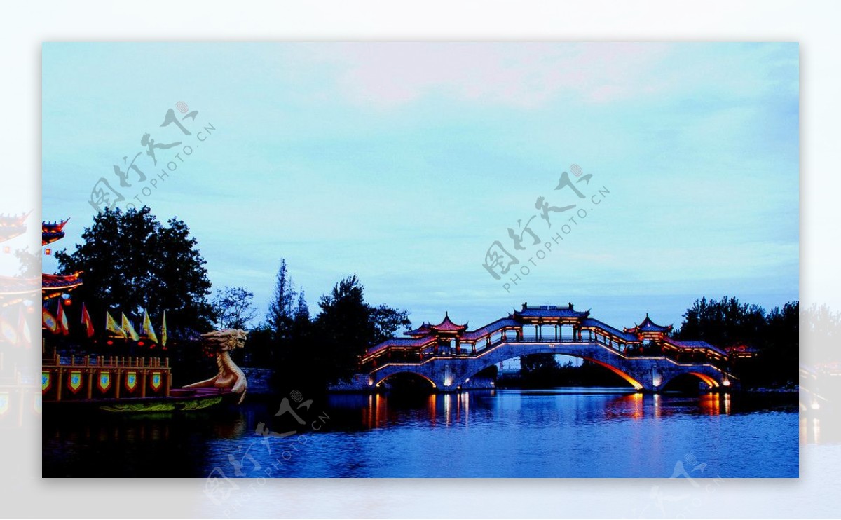 台儿庄运河古城的龙舟图片