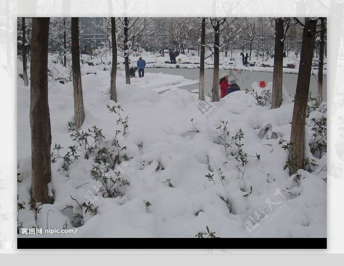 雪和游人图片