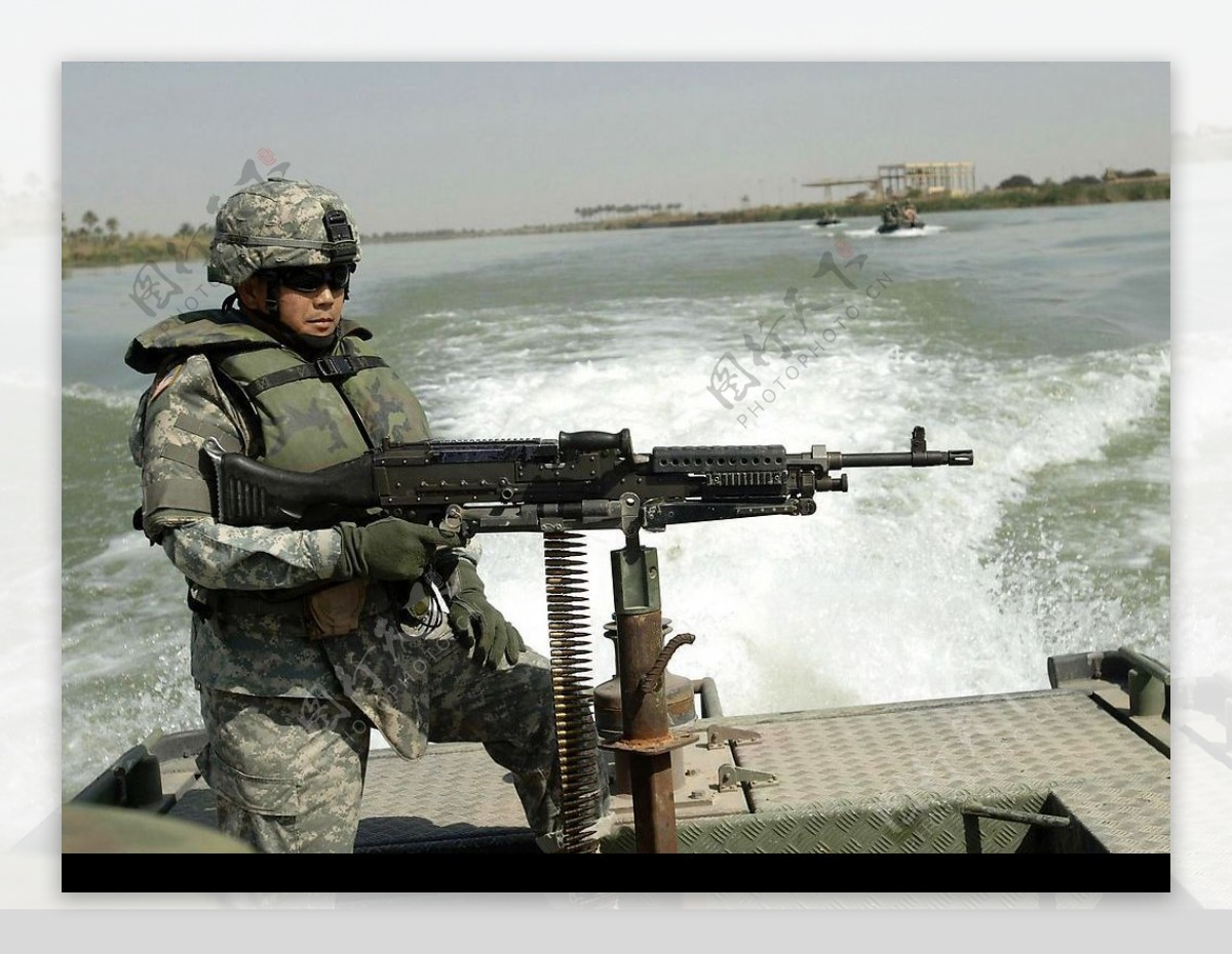 美军在伊拉克内河巡逻图片