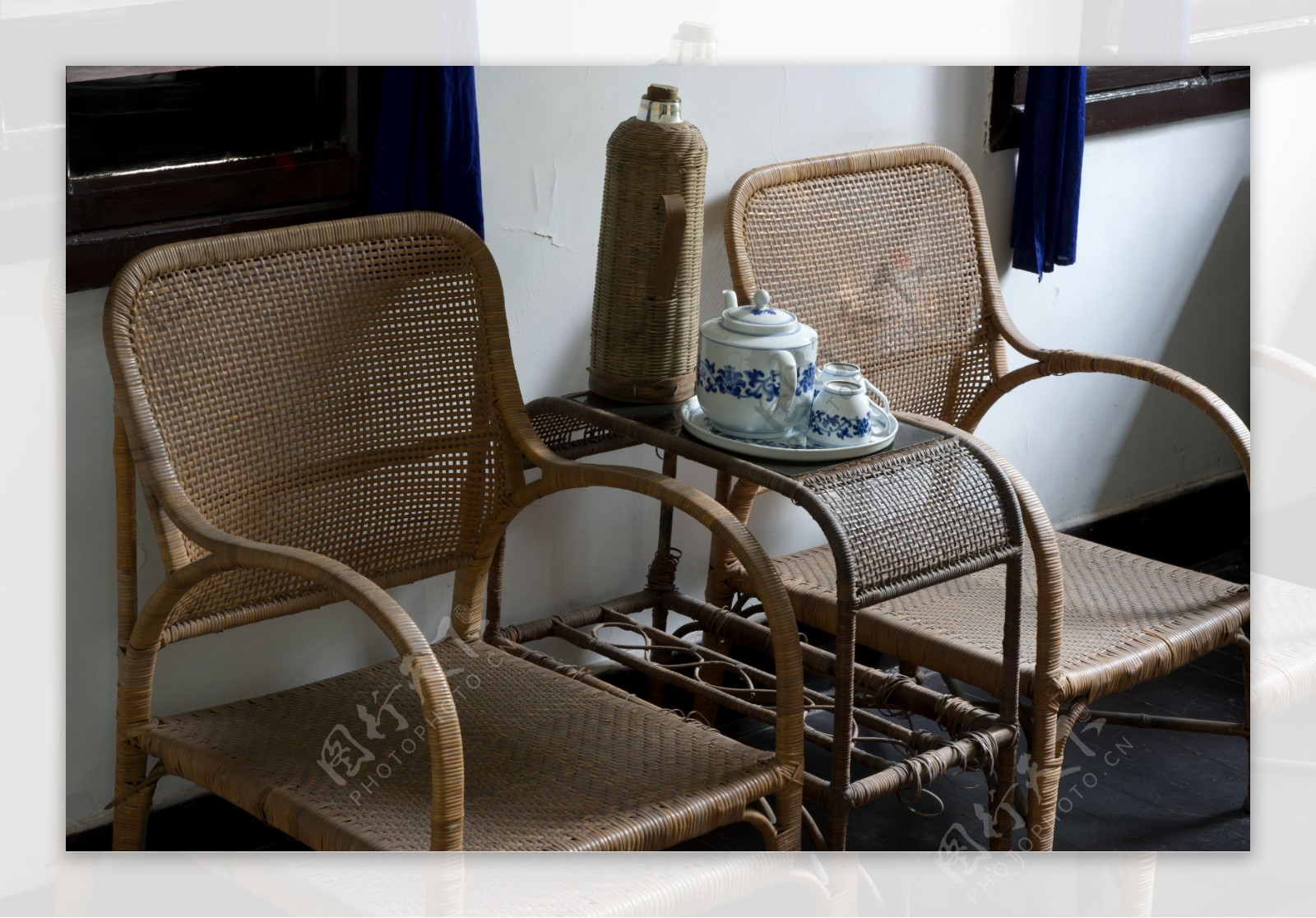 旧椅子和茶几图片