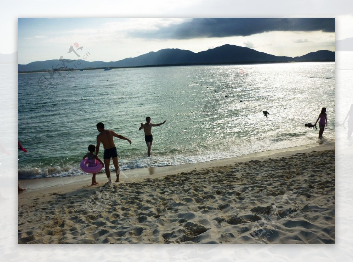 带小孩到海南三亚沙滩上游玩图片