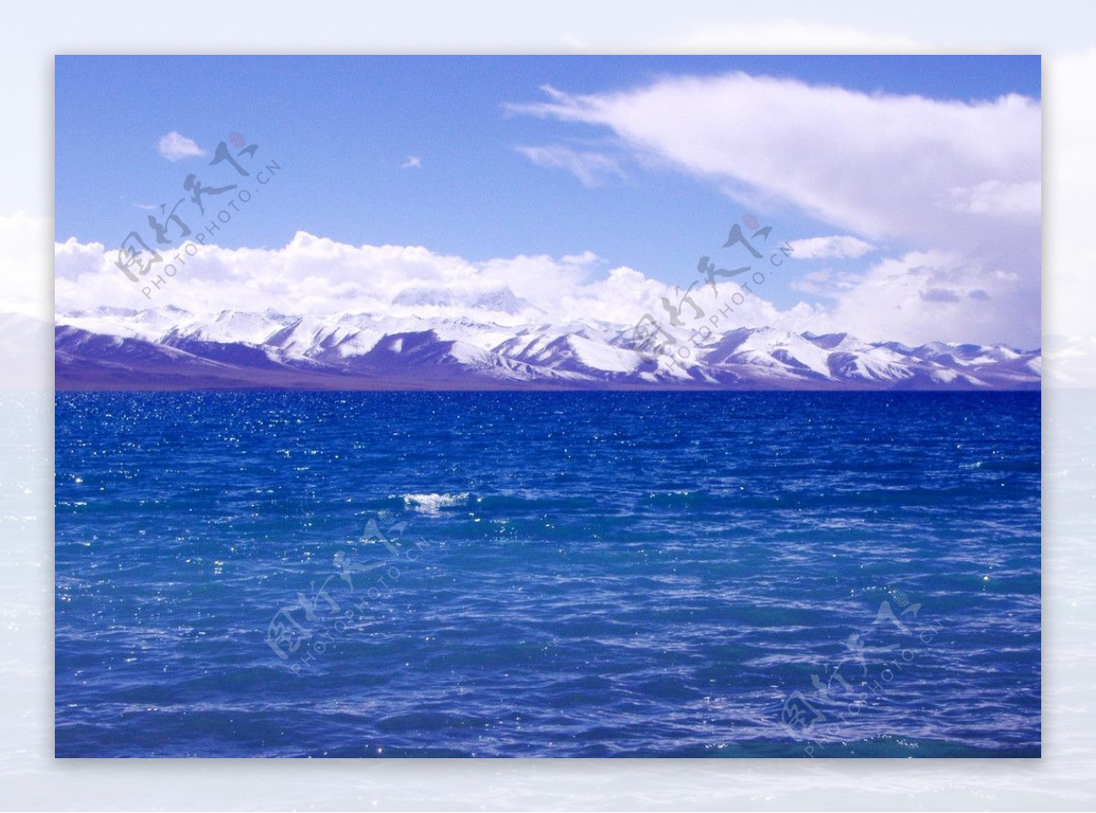 西藏雪山大海图片