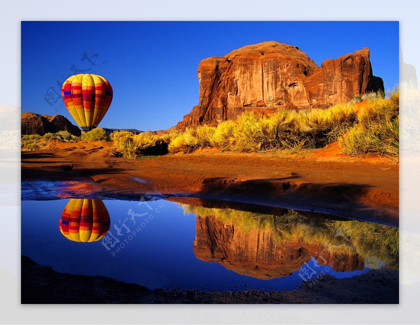 热气球与岩石图片