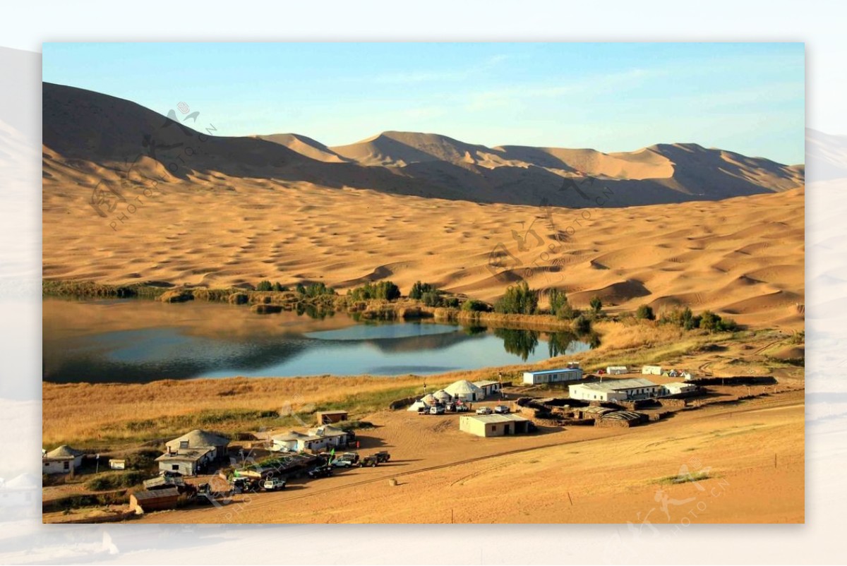 沙漠中的湖泊图片