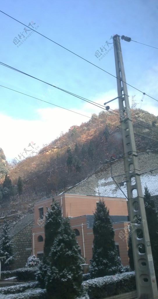 火车隧道旁的残雪图片