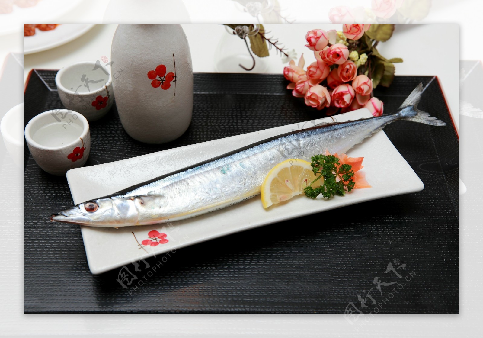 日本料理秋刀鱼图片