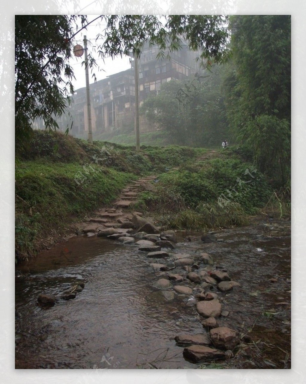 泸州福宝古镇小溪旁的吊脚楼图片