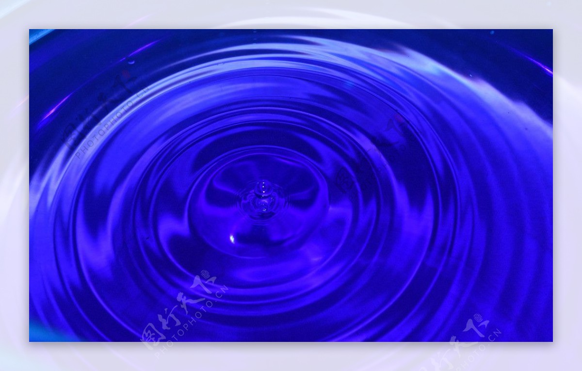 蓝色水滴涟漪图片
