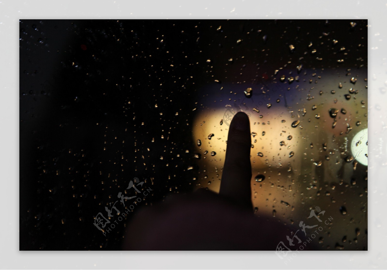 雨夜玻璃上水珠景色图片