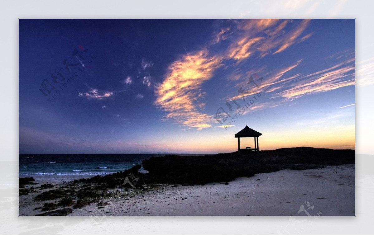 海边海滩沙滩海边亭夕阳西下图片