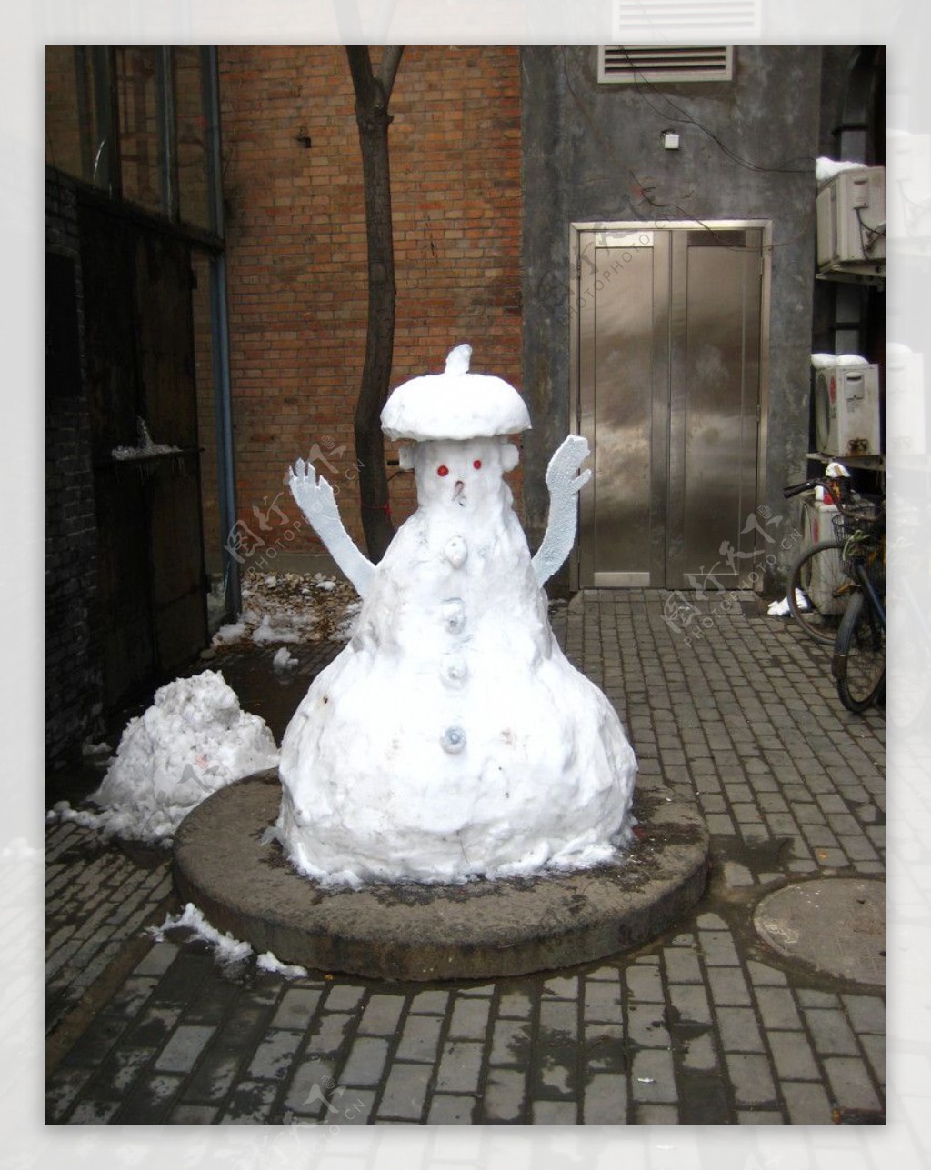 2010冬季798艺术区戴帽子雪人图片