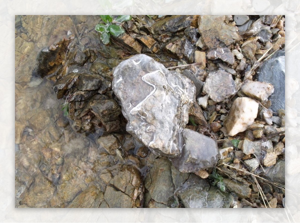 浪花打在石头上在表面形成冰壳图片
