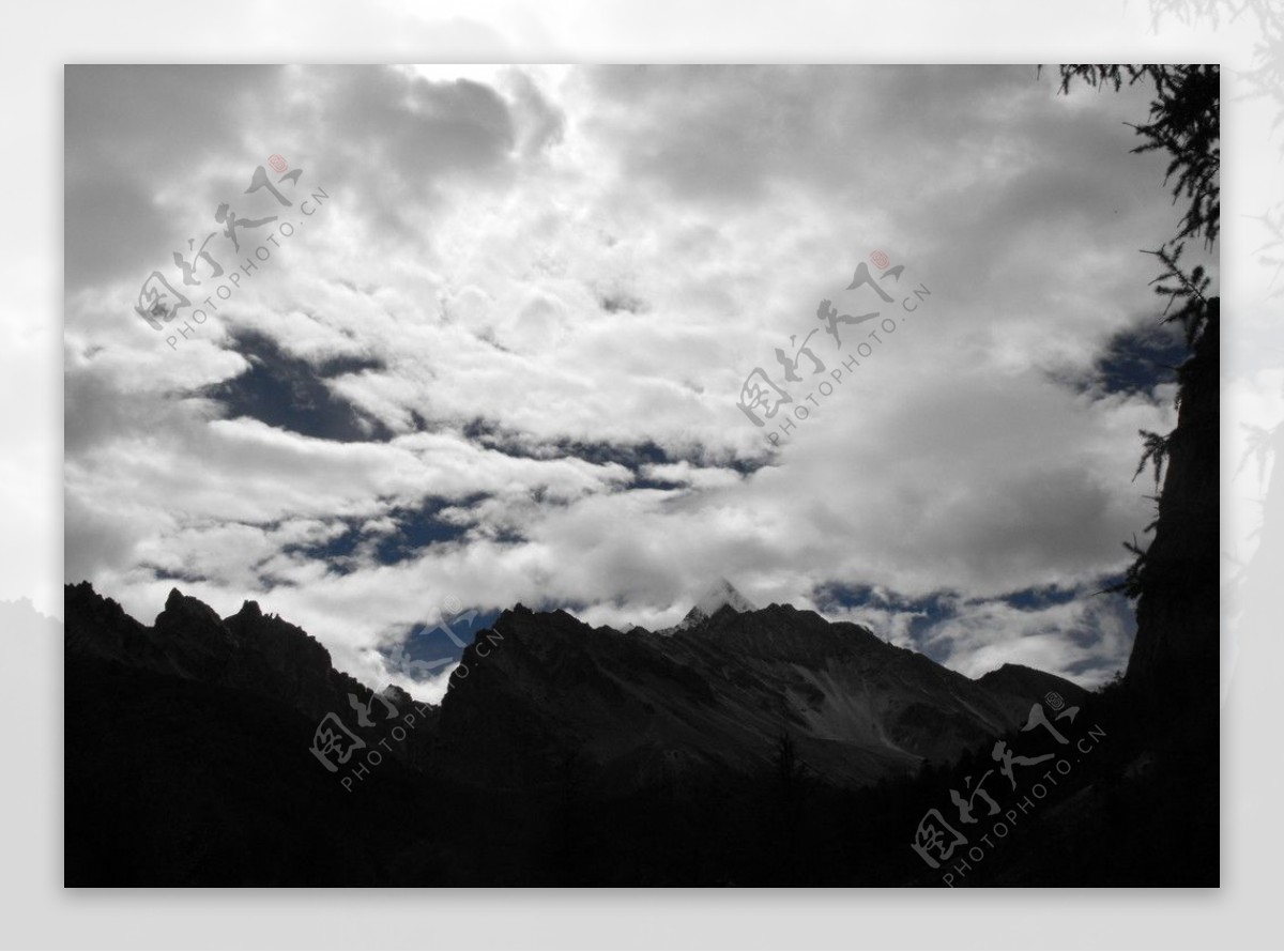 西藏傍晚时的山峰图片