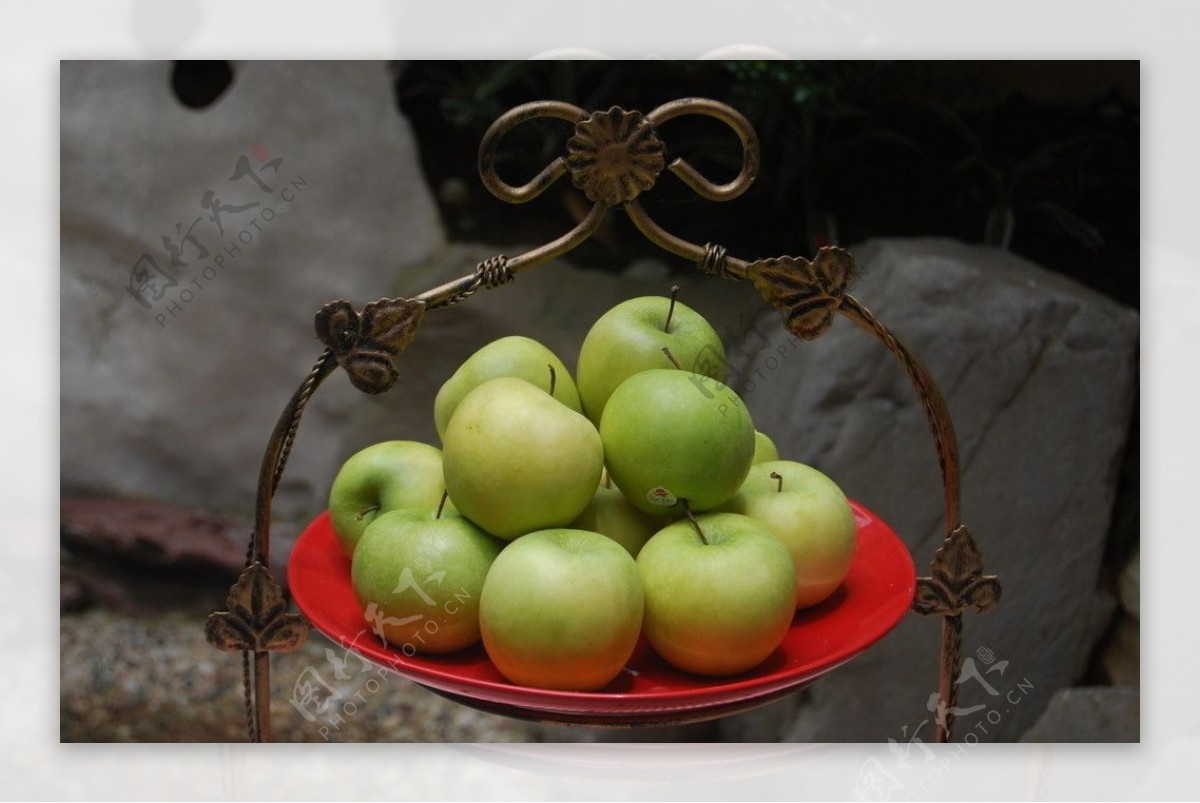 放在古典铜架上的青苹果图片