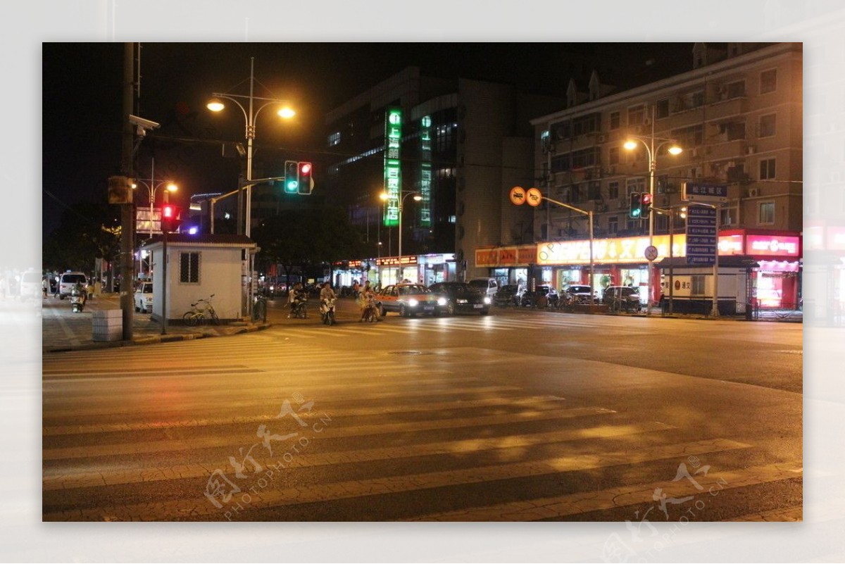 老街夜景红绿灯图片